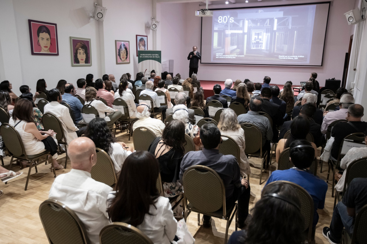 Foto della conferenza di Michele De Lucchi davanti a un folto gruppo di spettatori all'IIC di Lima